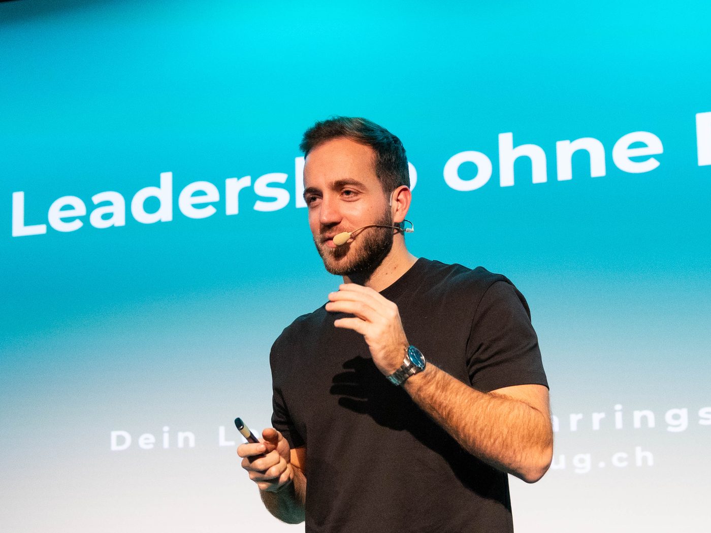 Lukas Hug auf der Bühne bei einem Leadership-Vortrag